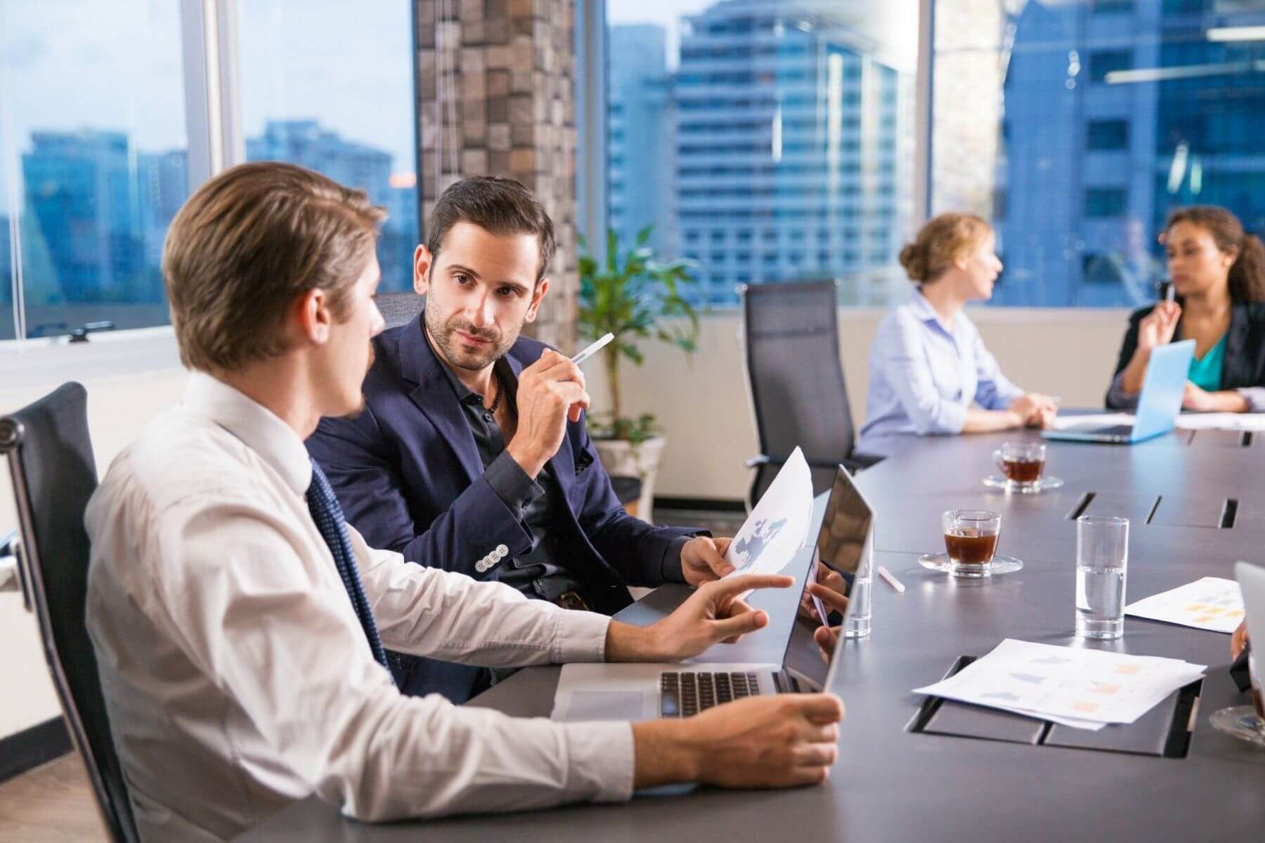 Zwei Männer unterhalten sich im Büro