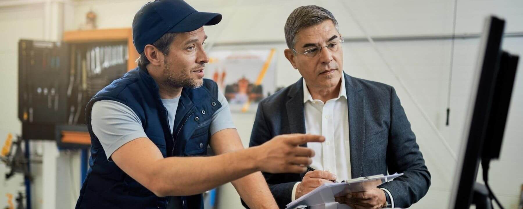 Zwei Männer im Lager bei der Arbeit