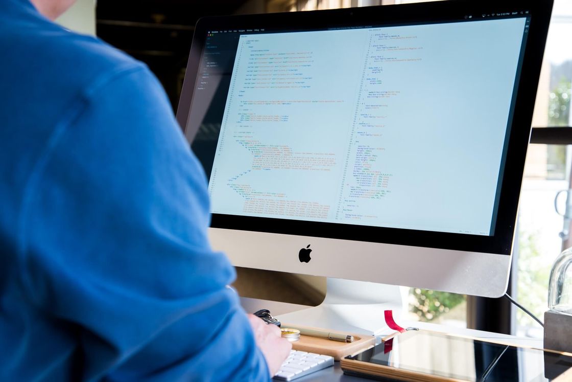 Person sitzt vor einem Computerbildschirm
