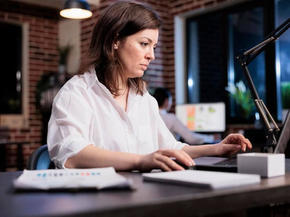 Frau arbeitet vor Computer