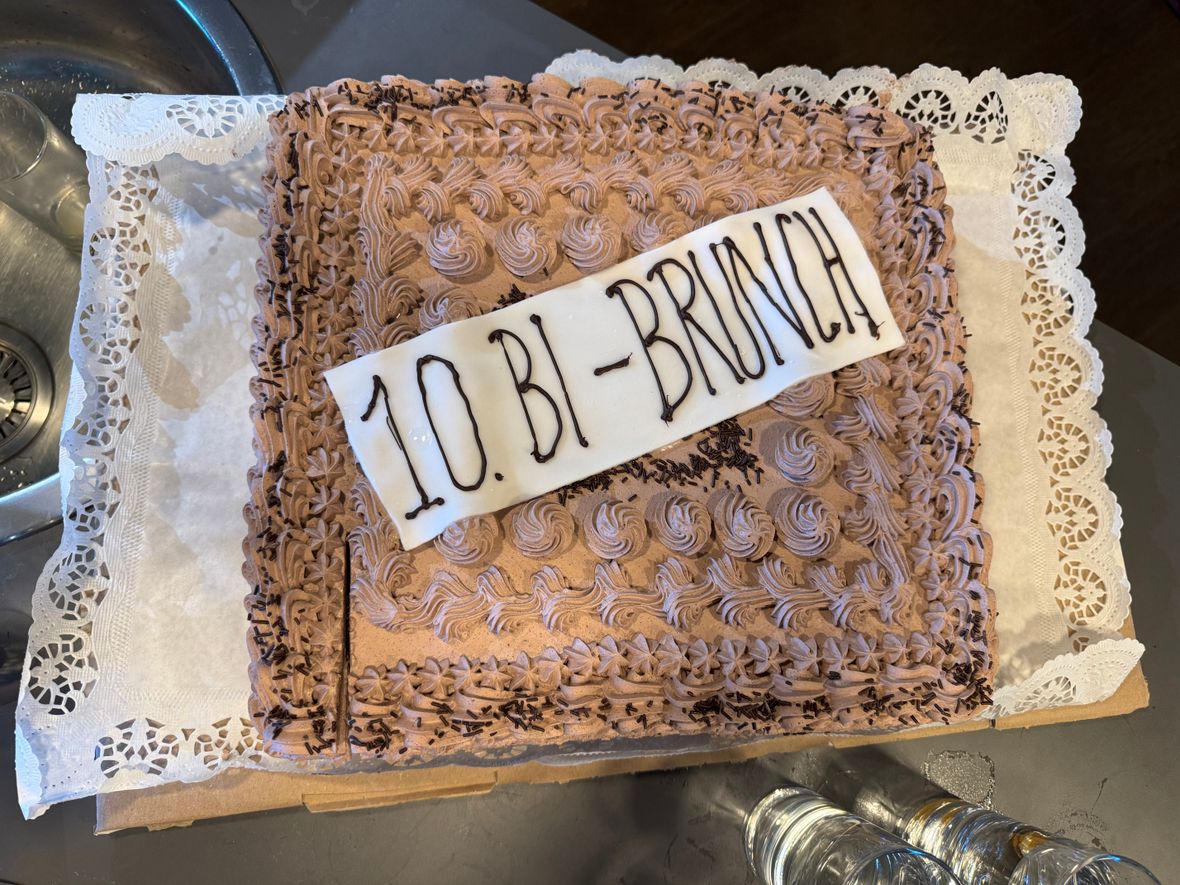 Schokoladentorte mit der Aufschrift "10. BI-BRUNCH"