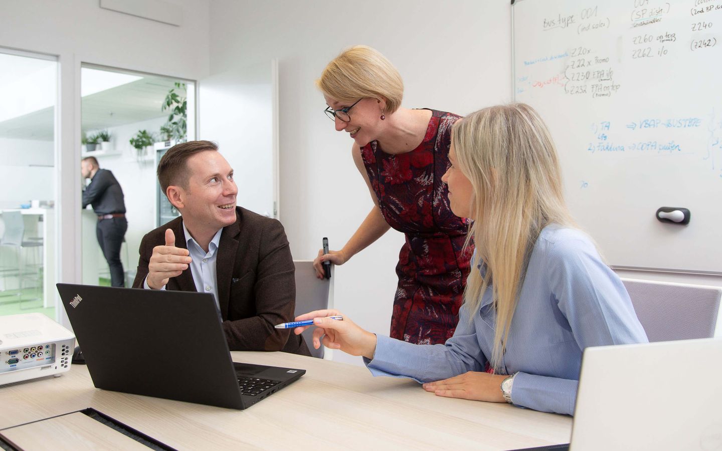 SRB Team im Büro beim Meeting