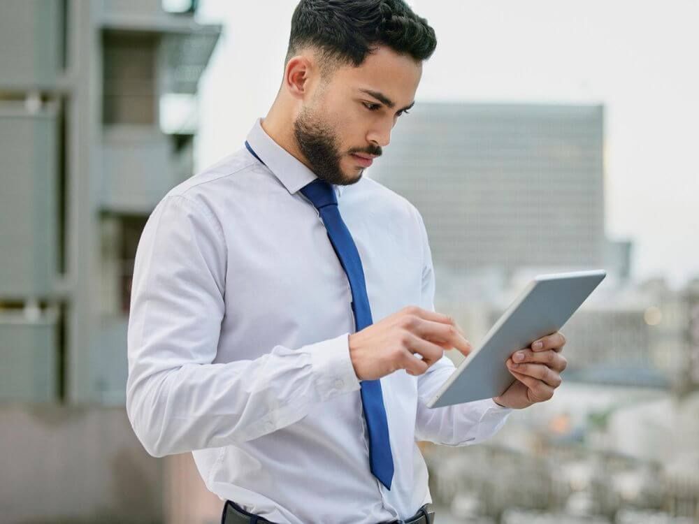 Mann im Anzug mit Tablet