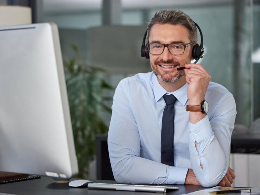 Mann im Handzug mit Headset
