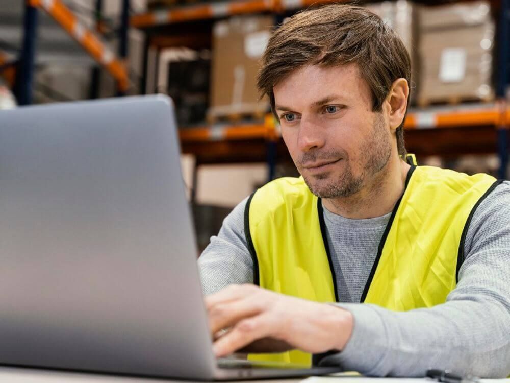 Mitarbeiter arbeitet vor Computer